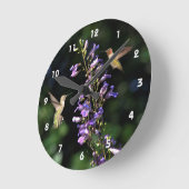 花の壁時計と飛行中の2羽のハミングバード ラウンド壁時計 (傾斜)