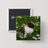 花の小さな茶色と白のバニー 缶バッジ (正面&裏面)