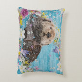 花の川に浮かぶ、おとぎ話のオッター アクセントクッション (裏面(縦))