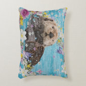 花の川に浮かぶ、おとぎ話のオッター アクセントクッション (正面(垂直))