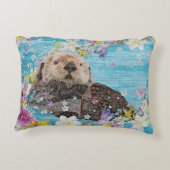 花の川に浮かぶ、おとぎ話のオッター アクセントクッション (裏面)