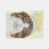 花の帽子を持つ猫 フリースブランケット (正面(横))