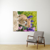 花の庭で可愛いジンジャーキャットキットンの写真 –  タペストリー (インサイチュ(横))