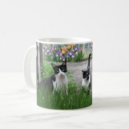 花の庭で遊ぶ猫たち コーヒーマグカップ