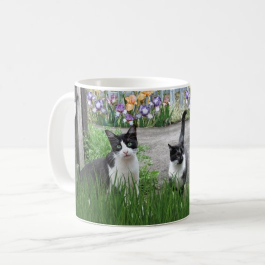 花の庭で遊ぶ猫たち コーヒーマグカップ (正面左)