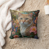 花の庭にいるかわいい白オレンジの猫 クッション (ブランケット)