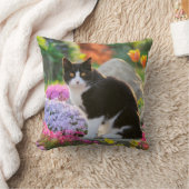 花の庭にかわいい白黒カラフルの猫 クッション (ブランケット)