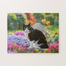 花の庭にかわいい白黒カラフルの猫 ジグソーパズル