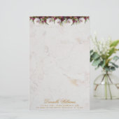 花の文様のバーガンディ色の芍薬 大理石 エレガントな筆記体 便箋 (スタンド正面)