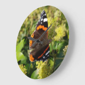 花の日曜日のまれなアカタテハチョウ蝶 ラージ壁時計 (傾斜)
