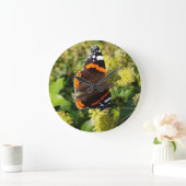 花の日曜日のまれなアカタテハチョウ蝶 ラージ壁時計 (ホーム)