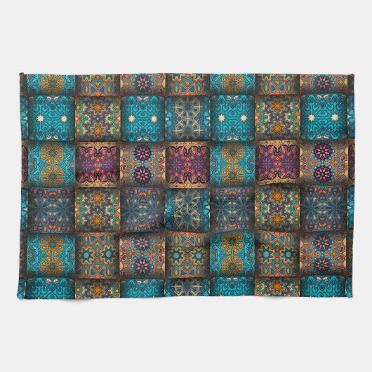 花の曼荼羅の要素が付いているヴィンテージのパッチワーク キッチンタオル (横)