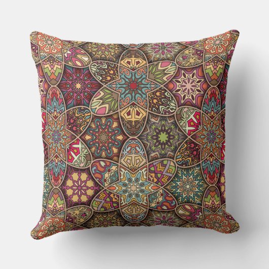 花の曼荼羅の要素が付いているヴィンテージのパッチワーク クッション (裏面)