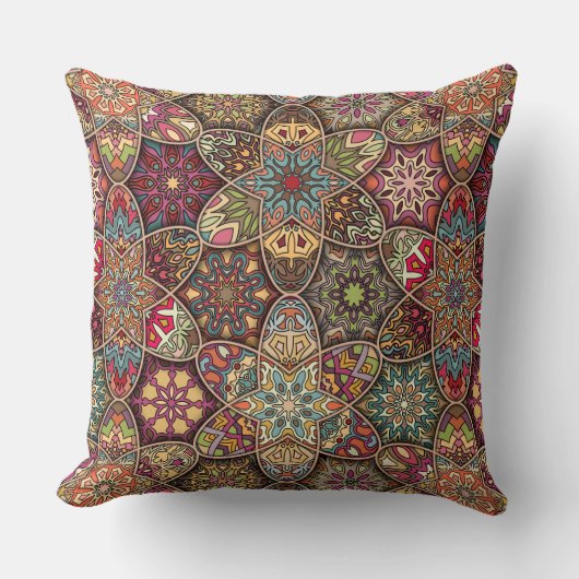 花の曼荼羅の要素が付いているヴィンテージのパッチワーク クッション (正面)