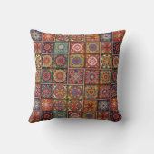 花の曼荼羅の要素が付いているヴィンテージのパッチワーク クッション (裏面)