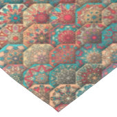 花の曼荼羅の要素が付いているヴィンテージのパッチワーク テーブルクロス (アングル)