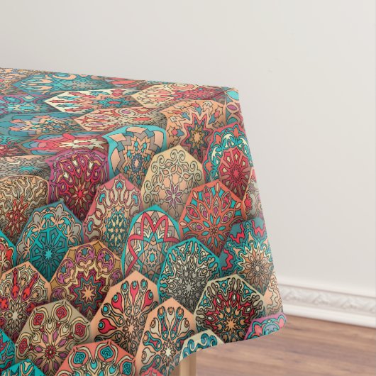 花の曼荼羅の要素が付いているヴィンテージのパッチワーク テーブルクロス (インサイチュ)