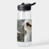 花の木の横に位置するKookabura ウォーターボトル (左面)