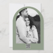 花の木製アーチ 緑の植物とバラのラスティックウェディング 招待状 (裏面)