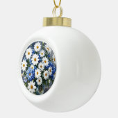 花の束エレガントデイジー水色 セラミックボールオーナメント (右)