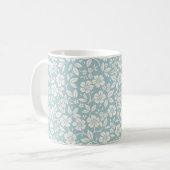 花の模様。灰色かわいらしの青い背景の花 コーヒーマグカップ (正面左)