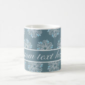 花の模様(青と白、文字) コーヒーマグカップ (中央)