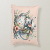 花の水差しから覗くかわいいねずみのイラスト アクセントクッション (裏面(縦))