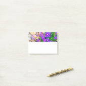 花の水彩画の写真のノートが付いている石 ポストイット (デスク上)