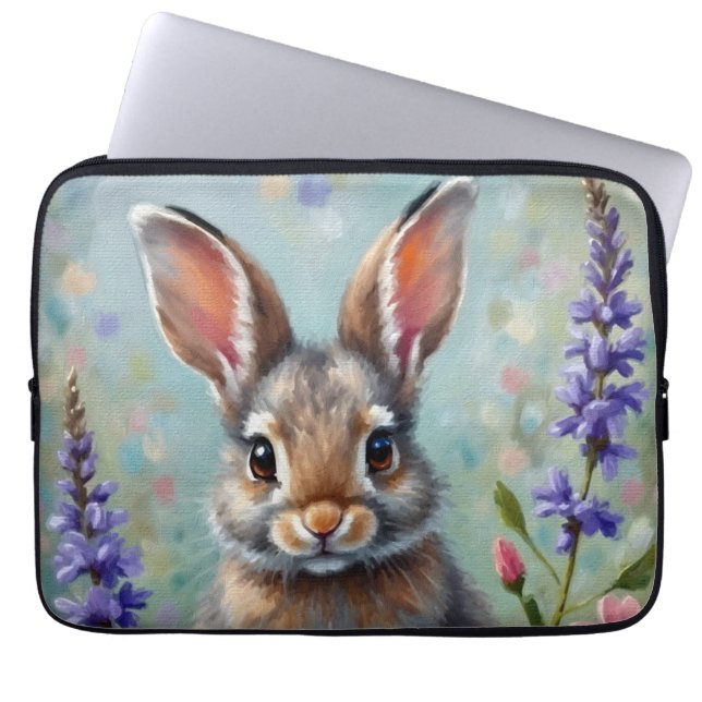 花の畑でふわふわしたウサギ ラップトップスリーブ (正面)