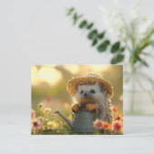 花の畑で愛らしいハリネズミの庭師 ポストカード (スタンド正面)