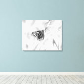 花の美しい蝶 – 白黒 キャンバスプリント (インサイチュ (ウッドフロア))