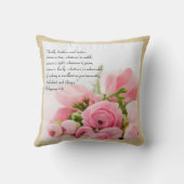 花の聖書の詩のパステル調ピンクの花束 クッション (裏面)