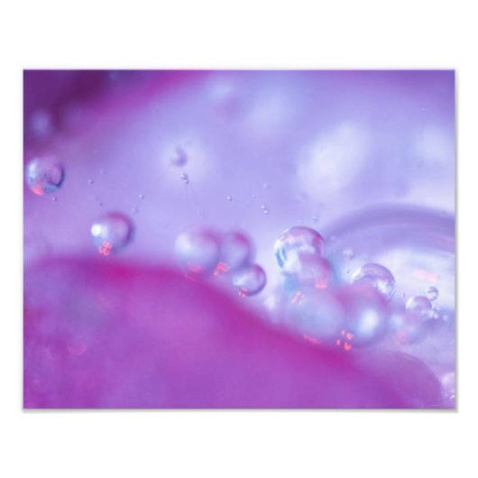 花の花びらの抽象的な表現に置かれた露のしずく。クレジットは: フォトプリント            (正面)
