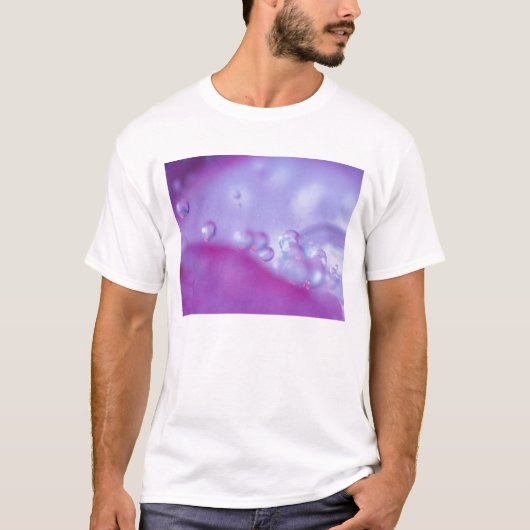花の花びらの抽象的な雫。クレジット: Tシャツ (正面)