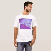 花の花びらの抽象的な雫。クレジット: Tシャツ (正面フル)