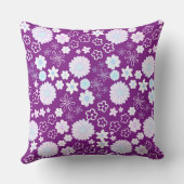花の花を紫色の花の形にカスタムした クッション (裏面)