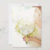 花の花束を持つ美しい結婚花嫁 招待状 (裏面)
