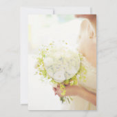 花の花束を持つ美しい結婚花嫁 招待状 (裏面)