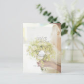 花の花束を持つ美しい結婚花嫁 案内ポストカード (スタンド正面)