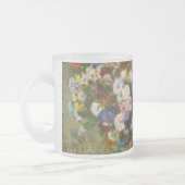 花の花瓶の横に座っている女性を消す フロストグラスマグカップ (左)
