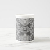花の花 – スタンプ模様 – 灰色 ボーンチャイナマグカップ (正面)