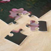 花の草地で手を握るレズビアン夫婦 ジグソーパズル (側面)