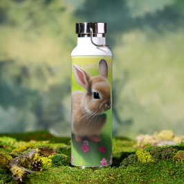 花の草地にかわいいベビーうさぎ ウォーターボトル