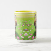 花の草地にかわいいベビーうさぎ マグカップ (中央)