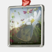 花の蝶のクローズアップ メタルオーナメント (左)