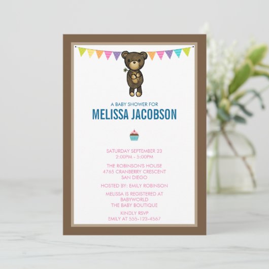 花の赤ちゃんシャワーを持つかわいい茶色のクマ 招待状 (スタンド正面)