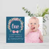 花の輪とリボンの女の子の1歳の誕生日写真 招待状 (スタンド正面)