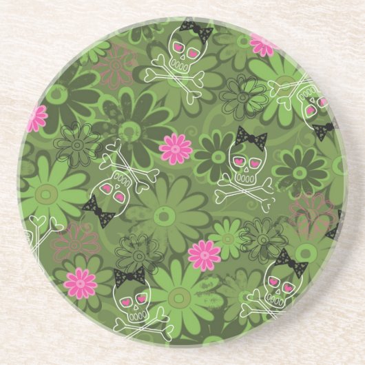 花の迷彩柄の背景のガーリーなパンクのスカル コースター (正面)