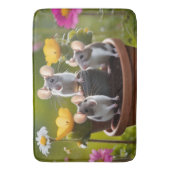 花の鉢にいる3匹のねずみ バスマット (正面縦)