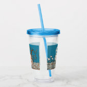 花の間に座っているふわふわの白うさぎ青 アクリルタンブラー (左)